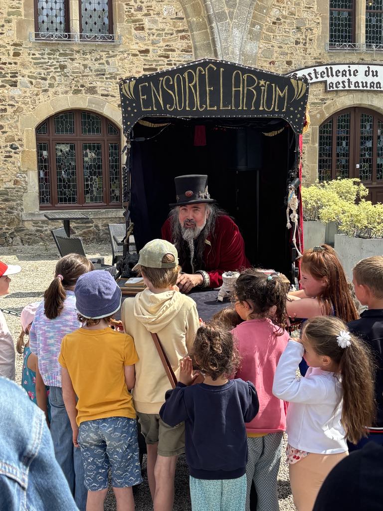 L’Ensorcelarium devant un groupe d’enfants